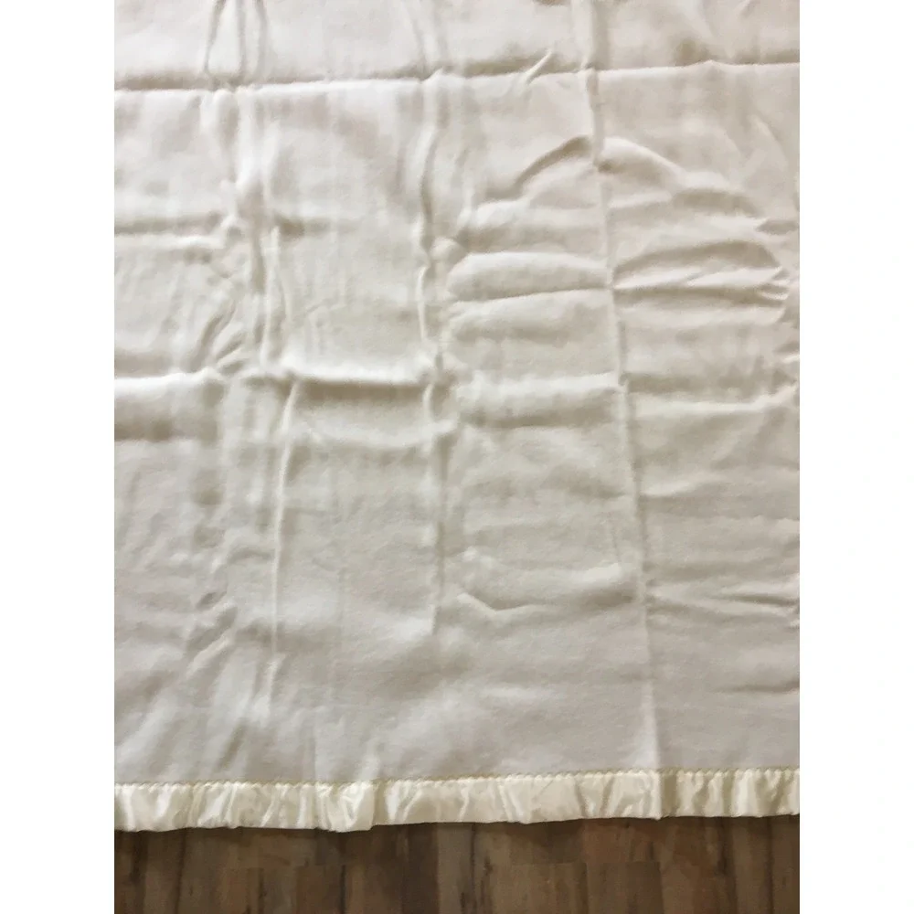 Vintage USA Made Ivory Blanket with Nylon Satin Trim 68